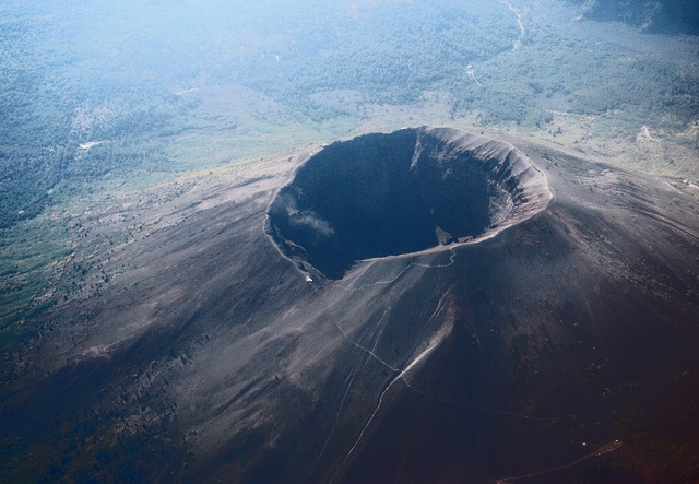 Leo lên núi Vesuvius khám phá vẻ đẹp thiên nhiên và lịch sử địa chất độc đáo - Ảnh 3.