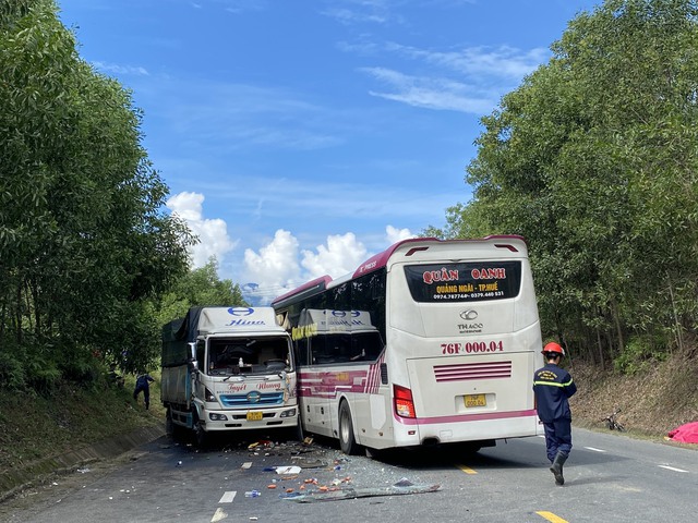 Tai nạn giao thông liên hoàn trên đường tránh Nam Hải Vân, 3 người bị thương - Ảnh 1.
