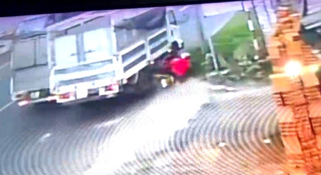 Lâm Đồng:Truy tìm xe tải vượt ẩu tông xe máy làm 3 người bị thương - Ảnh 1.
