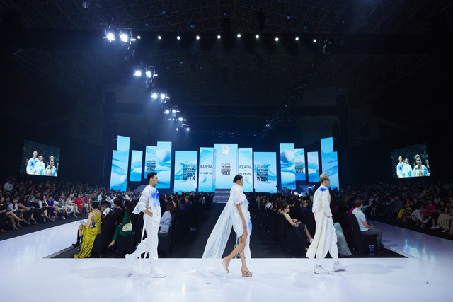 Thanh Hằng diện nón quai thao làm vơ-đét mở màn Vietnam International Fashion Week tại Hà Nội - Ảnh 1.
