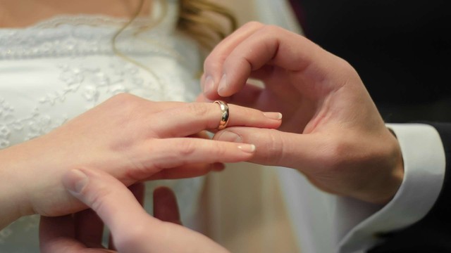 Chọn nhẫn cưới – cách mỗi cặp đôi kể câu chuyện hôn nhân của mình  - Ảnh 1.