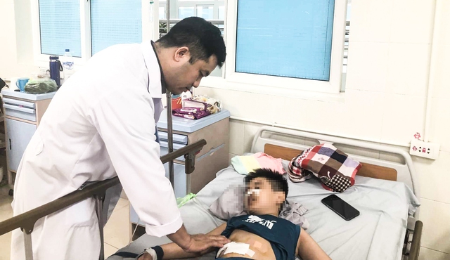 Quảng Ngãi: Mổ cấp cứu cho bé trai 8 tuổi bị thủng dạ dày - Ảnh 1.