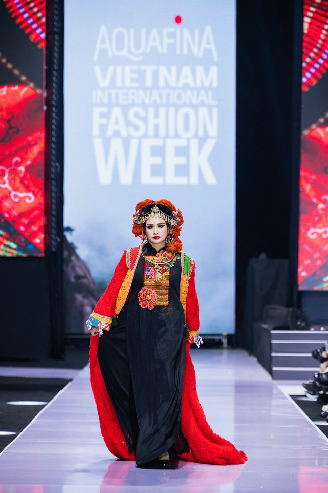 Thanh Hằng diện nón quai thao làm vơ-đét mở màn Vietnam International Fashion Week tại Hà Nội - Ảnh 13.
