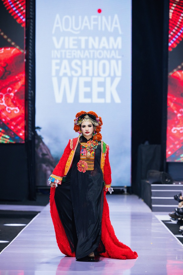 Thanh Hằng diện nón quai thao làm vơ-đét mở màn Vietnam International Fashion Week tại Hà Nội - Ảnh 13. Thanh Hằng diện nón quai thao làm vơ-đét mở màn Vietnam International Fashion Week tại Hà Nội - Ảnh 13.