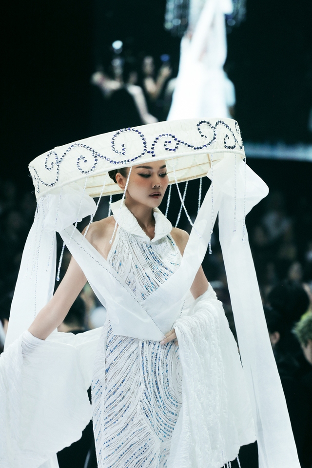Thanh Hằng diện nón quai thao làm vơ-đét mở màn Vietnam International Fashion Week tại Hà Nội - Ảnh 7.