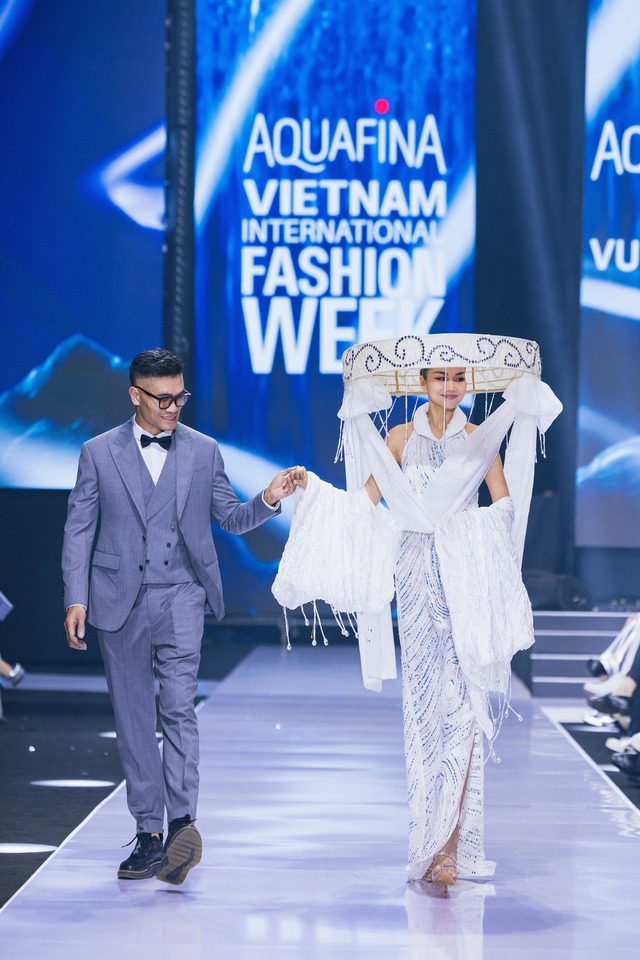 Thanh Hằng diện nón quai thao làm vơ-đét mở màn Vietnam International Fashion Week tại Hà Nội - Ảnh 8.