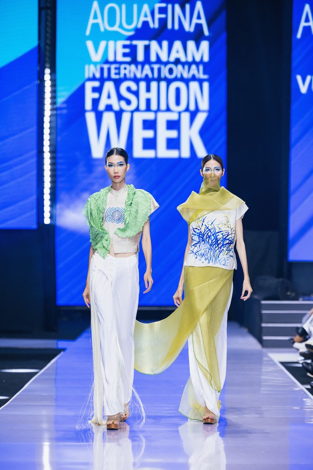 Thanh Hằng diện nón quai thao làm vơ-đét mở màn Vietnam International Fashion Week tại Hà Nội - Ảnh 3.