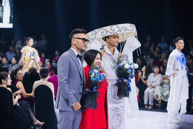 Thanh Hằng diện nón quai thao làm vơ-đét mở màn Vietnam International Fashion Week tại Hà Nội - Ảnh 9.