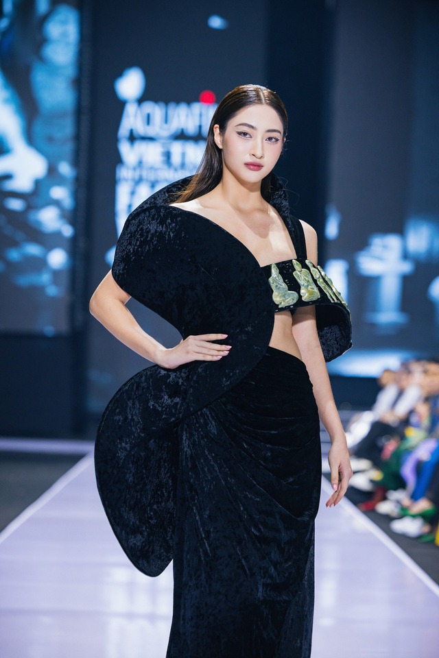 Thanh Hằng diện nón quai thao làm vơ-đét mở màn Vietnam International Fashion Week tại Hà Nội - Ảnh 11.