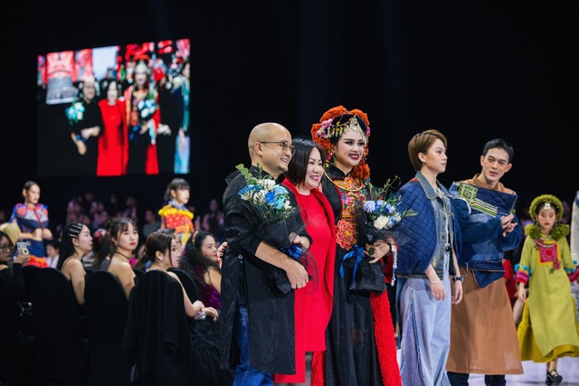 Thanh Hằng diện nón quai thao làm vơ-đét mở màn Vietnam International Fashion Week tại Hà Nội - Ảnh 12.