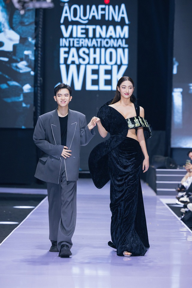 Thanh Hằng diện nón quai thao làm vơ-đét mở màn Vietnam International Fashion Week tại Hà Nội - Ảnh 10.