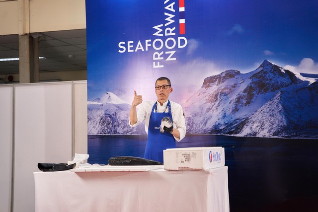 Đầu bếp Jimmy chia sẻ những hiểu biết sâu sắc của ông về cá hồi Na Uy với đông đảo khách tham dự sự kiện