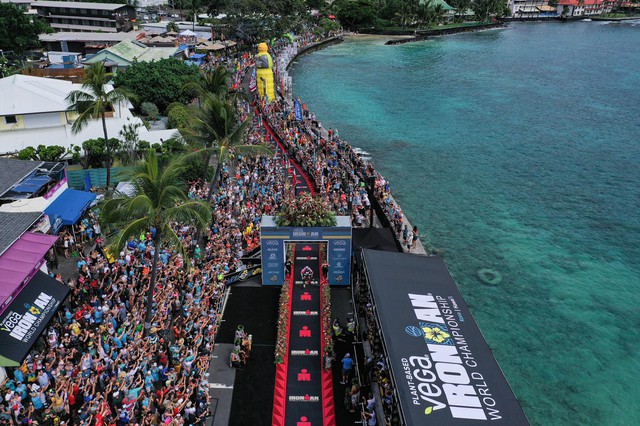 Giải đấu IRONMAN tạo nên nguồn thu khổng lồ từ du lịch và dịch vụ cho thị trấn Kailua - Kona (Hawaii, Hoa Kỳ). Ảnh IRONMAN