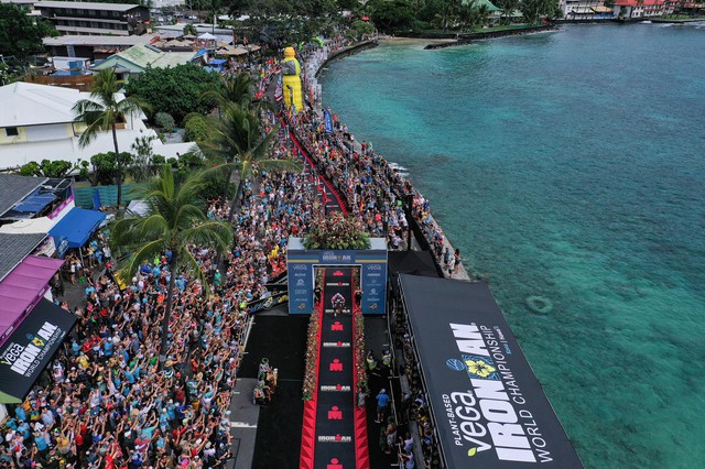 Giải đấu IRONMAN tạo nên nguồn thu khổng lồ từ du lịch và dịch vụ cho thị trấn Kailua - Kona (Hawaii, Hoa Kỳ). Ảnh IRONMAN Giải đấu IRONMAN tạo nên nguồn thu khổng lồ từ du lịch và dịch vụ cho thị trấn Kailua - Kona (Hawaii, Hoa Kỳ). Ảnh IRONMAN