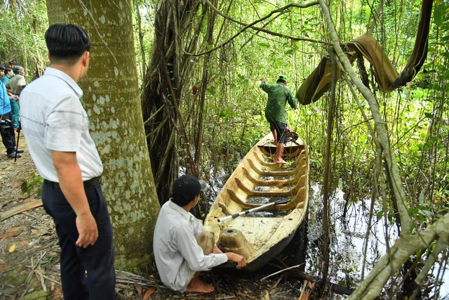 Kiên Giang: Bắt thêm 1 con cá sấu sổng chuồng trốn trong hồ nước công viên  - Ảnh 2.