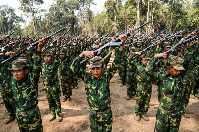 Tổng thống Myanmar cảnh báo sau khi phe nổi tuyên bố chiếm nhiều tiền đồn quân sự - Ảnh 1.