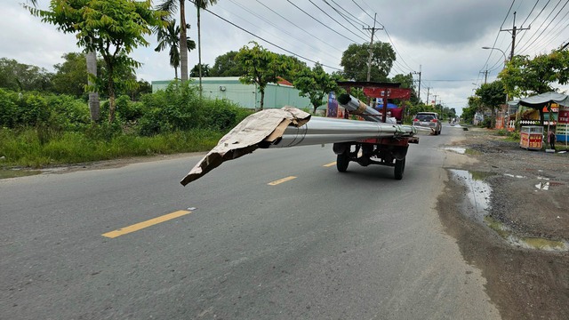 Bất an vì xe thô sơ chở hàng cồng kềnh nhan nhản trên đường phố TP.HCM - Ảnh 8.