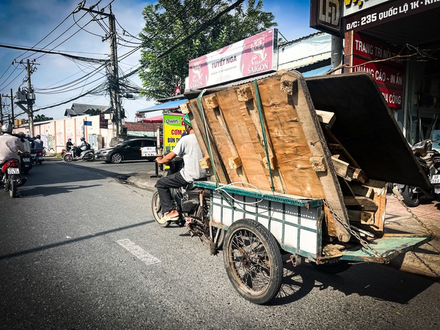 Bất an vì xe thô sơ chở hàng cồng kềnh nhan nhản trên đường phố TP.HCM - Ảnh 3.