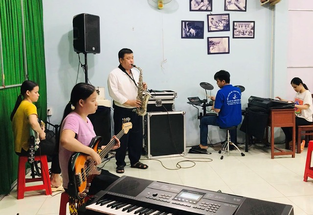 Chuyện tử tế: Lớp dạy nhạc miễn phí của thầy giáo khiếm thị - Ảnh 1. Chuyện tử tế: Lớp dạy nhạc miễn phí của thầy giáo khiếm thị - Ảnh 1.