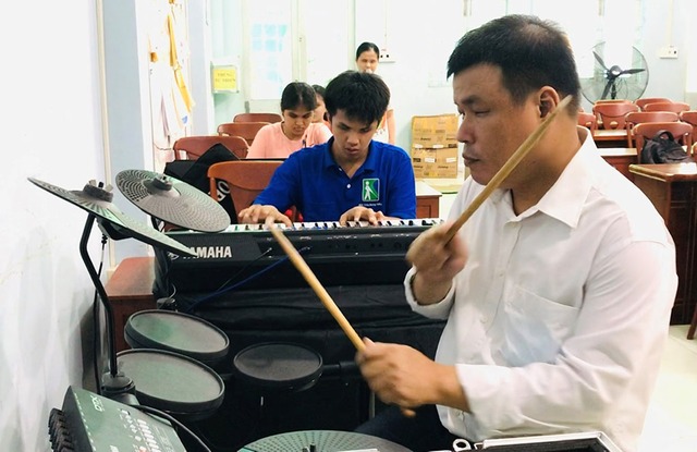 Chuyện tử tế: Lớp dạy nhạc miễn phí của thầy giáo khiếm thị - Ảnh 2.