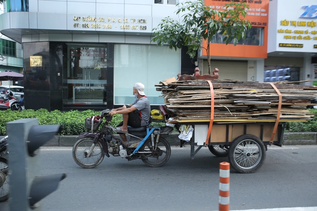 Bất an vì xe thô sơ chở hàng cồng kềnh nhan nhản trên đường phố TP.HCM - Ảnh 2.