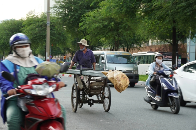 Bất an vì xe thô sơ chở hàng cồng kềnh nhan nhản trên đường phố TP.HCM - Ảnh 7.