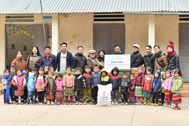 Anh Nguyễn Ngọc Huân (ở giữa) cùng nhóm Thiện nguyện sinh viên trao tặng nhà vệ sinh và 2000 hộp sữa cho điểm trường xã Pả Vi, huyện Mèo Vạc, tỉnh Hà Giang