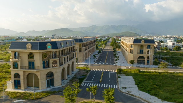 Đặc biệt, phân khu nhà ở shophouse Castia Dragon toát lên chất sống hoàn mỹ với vẻ đẹp cổ điển, sang trọng Đặc biệt, phân khu nhà ở shophouse Castia Dragon toát lên chất sống hoàn mỹ với vẻ đẹp cổ điển, sang trọng