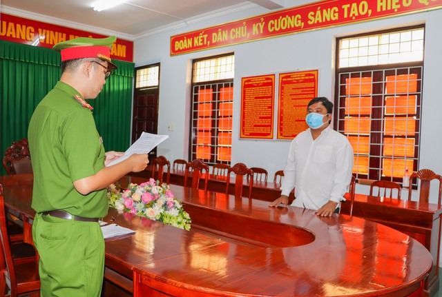 Vĩnh Long: Khởi tố bị can lái thuê sà lan, hút trộm cát trên sông Tiền - Ảnh 1.