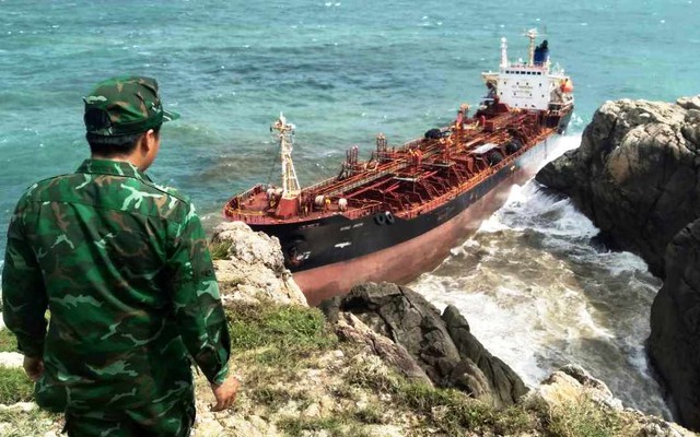 Tàu nước ngoài dạt vào bờbiển Cù Lao Chàm: Khẩn trương ứng phó sự cố môi trường - Ảnh 1.
