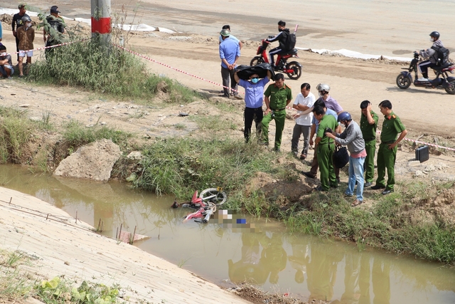 Người đàn ông  tử vong cùng xe máy dưới mương nước cạnh cầu Mỹ Thuận 2 - Ảnh 2.