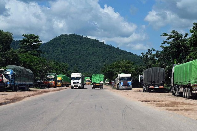 Nhóm vũ trang đụng độ quân đội Myanmar trên tuyến thương mại lớn - Ảnh 1. Nhóm vũ trang đụng độ quân đội Myanmar trên tuyến thương mại lớn - Ảnh 1.