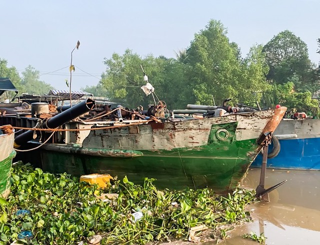 Vĩnh Long: Khởi tố bị can lái thuê sà lan, hút trộm cát trên sông Tiền - Ảnh 2.