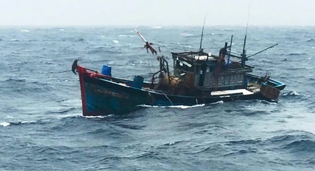 Tàu cá bị phá nước chìm trong đêm, 11 ngư dân Quảng Ngãi may mắn thoát chết - Ảnh 1.