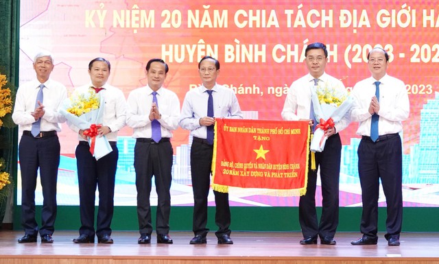 Bình Chánh thu ngân sách gấp 14 lần sau 20 năm chia tách - Ảnh 2.