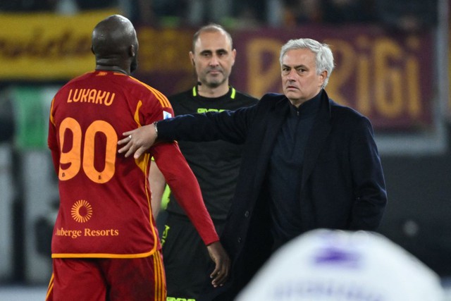 Cầu thủ AS Roma nhận 2 thẻ đỏ, CĐV vẫn khen chiến thuật của HLV Mourinho - Ảnh 2.