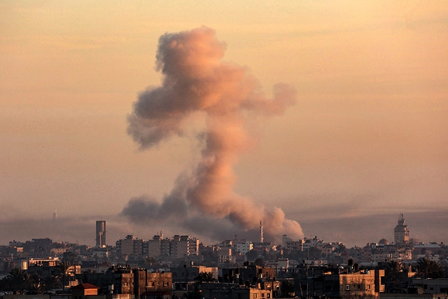 Israel tấn công phía nam Gaza dữ dội, đe dọa lực lượng Houthi - Ảnh 1.
