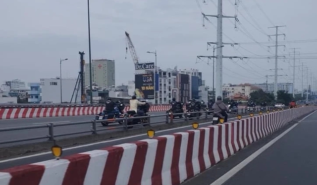 TP.HCM: Truy vết đoàn xe mô tô chạy trong làn ô tô trên cầu Bình Lợi - Ảnh 1.