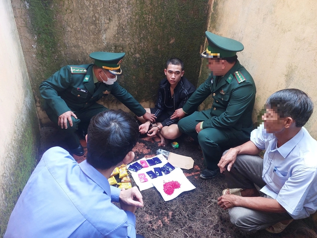 Bí mật trong gói nilon được nghi phạm 20 tuổi mang vào ngôi nhà hoang - Ảnh 1. Bí mật trong gói nilon được nghi phạm 20 tuổi mang vào ngôi nhà hoang - Ảnh 1.