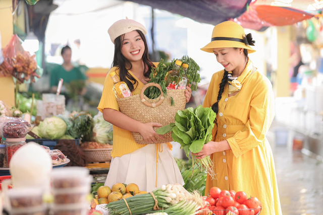 Đi chợ cùng con gái, Nghệ sĩ Chiều Xuân, Lê Khanh gợi lại bao giá trị vàng - Ảnh 3. Đi chợ cùng con gái, Nghệ sĩ Chiều Xuân, Lê Khanh gợi lại bao giá trị vàng - Ảnh 3.