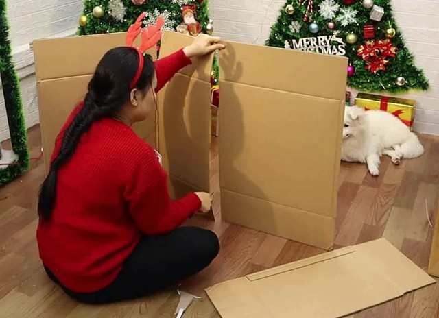 ‘Bí kíp’ làm cây thông Noel tiết kiệm tiền bằng giấy carton  - Ảnh 2.