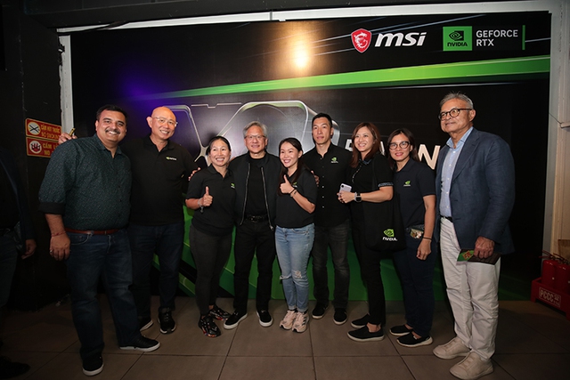 CEO Nvidia Jensen Huang bất ngờ tham dự sự kiện cho fan tại Việt Nam - Ảnh 1. CEO Nvidia Jensen Huang bất ngờ tham dự sự kiện cho fan tại Việt Nam - Ảnh 1.
