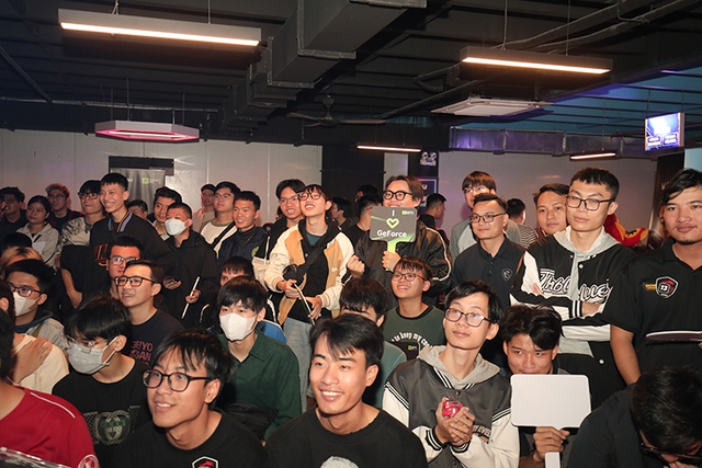 CEO Nvidia Jensen Huang bất ngờ tham dự sự kiện cho fan tại Việt Nam - Ảnh 2.