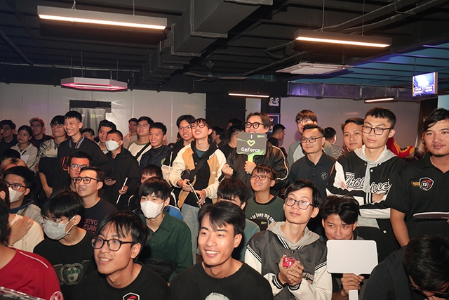 CEO Nvidia Jensen Huang bất ngờ tham dự sự kiện cho fan tại Việt Nam - Ảnh 2. CEO Nvidia Jensen Huang bất ngờ tham dự sự kiện cho fan tại Việt Nam - Ảnh 2.