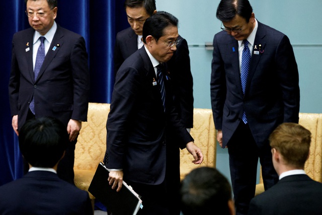 Thủ tướng Nhật lên tiếng giữa bê bối đe dọa đảng cầm quyền - Ảnh 1.