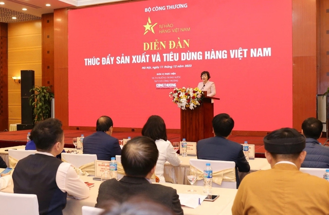 Tiêu thụ hàng Việt 'khó trong, khó ngoài' - Ảnh 1.