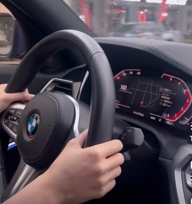 Công an đang làm việc với cô gái lái ô tô BMW chạy 140 km/giờ ở TP.HCM - Ảnh 1.