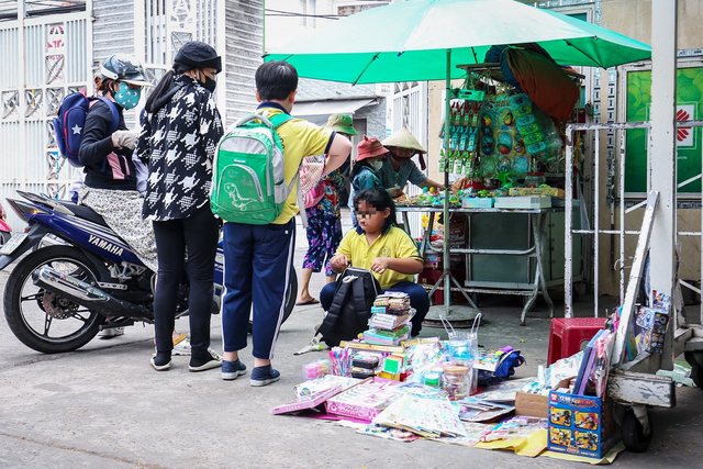 Quà vặt trước Trường tiểu học Trần Quang Khải (cơ sở 2, đường Lê Hoàng Phái, Q.Gò Vấp) trưa 7.12ẢNH: NHẬT THỊNH