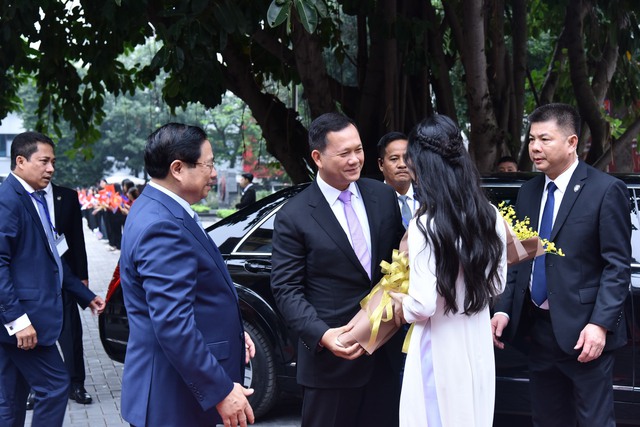 Thủ tướng Phạm Minh Chính và Thủ tướng Hun Manet gặp gỡ sinh viên Ngoại thương - Ảnh 2.