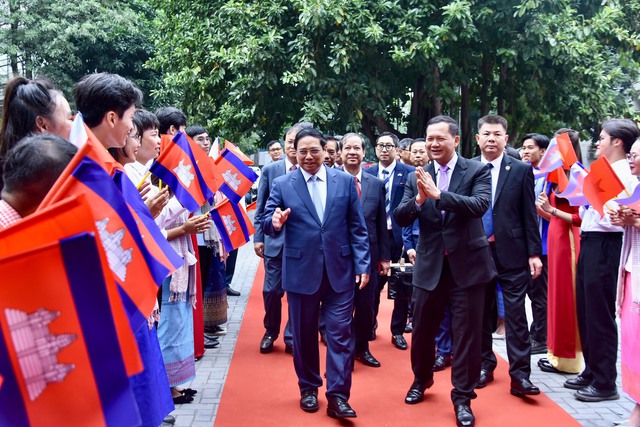 Thủ tướng Phạm Minh Chính và Thủ tướng Hun Manet gặp gỡ sinh viên Ngoại thương - Ảnh 1.